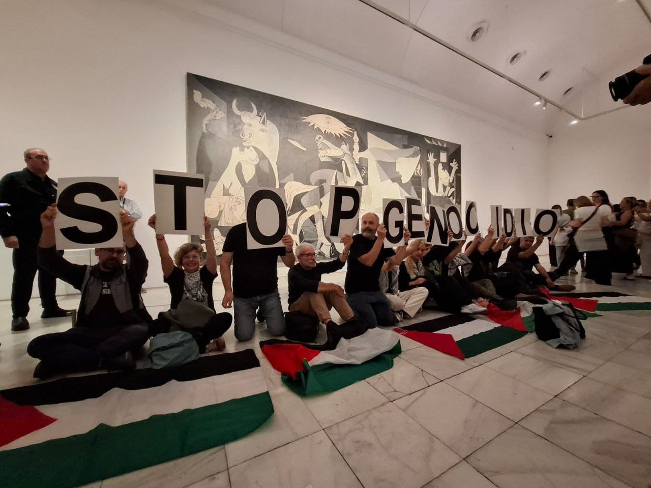 El colectivo &#039;Marea Palestina&#039; ha protestado frente al Guernica, expuesto en el museo Reina Sofía, en apoyo al pueblo palestino.