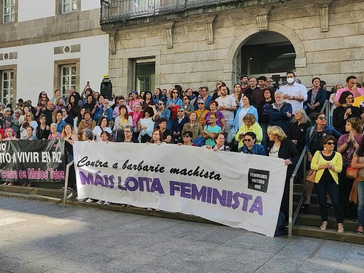 Decenas de personas se concentran en Vigo en repulsa por el crimen machista de Oia