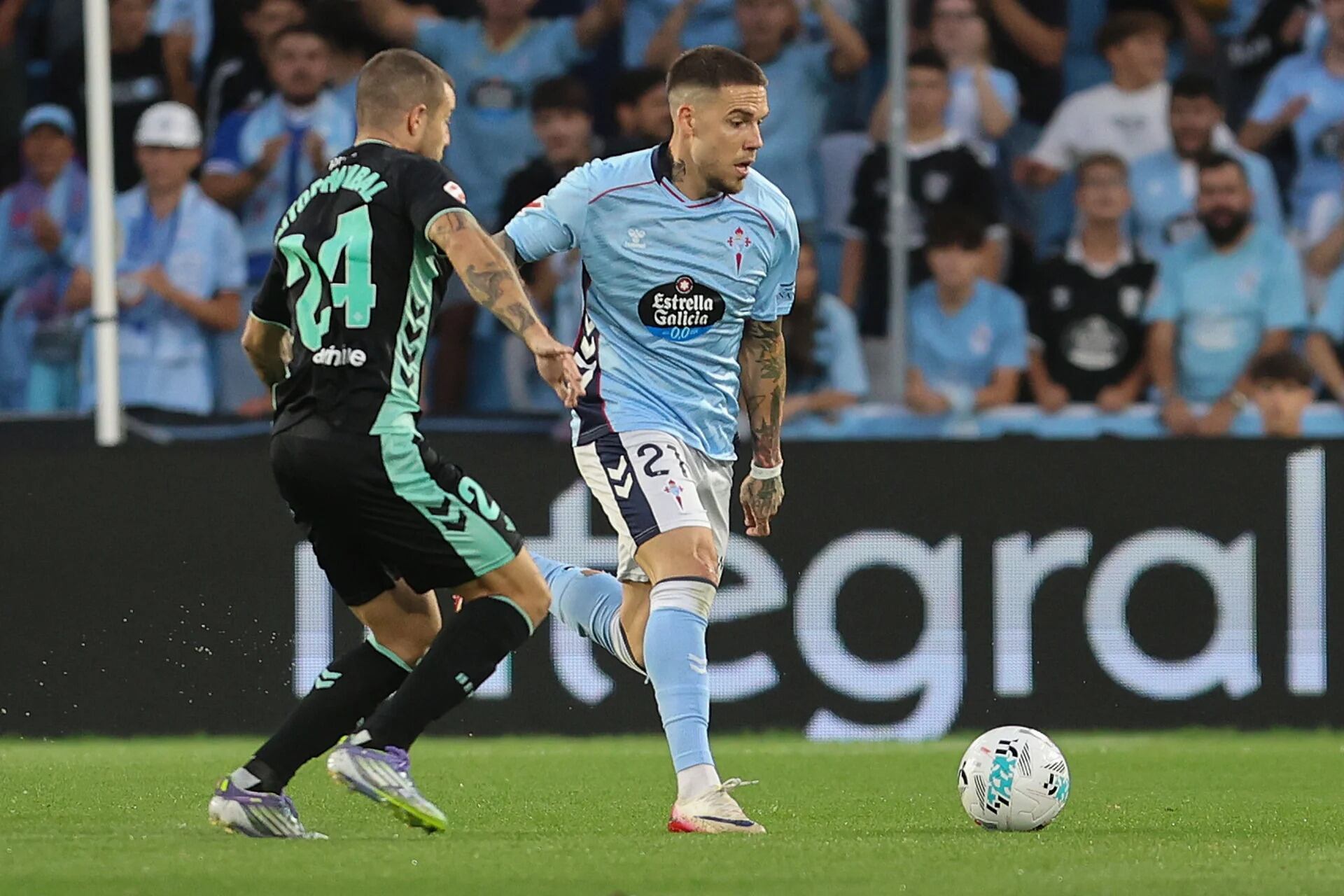 Ristic conduce la pelota ante la presión de Aitor Ruibal del Betis