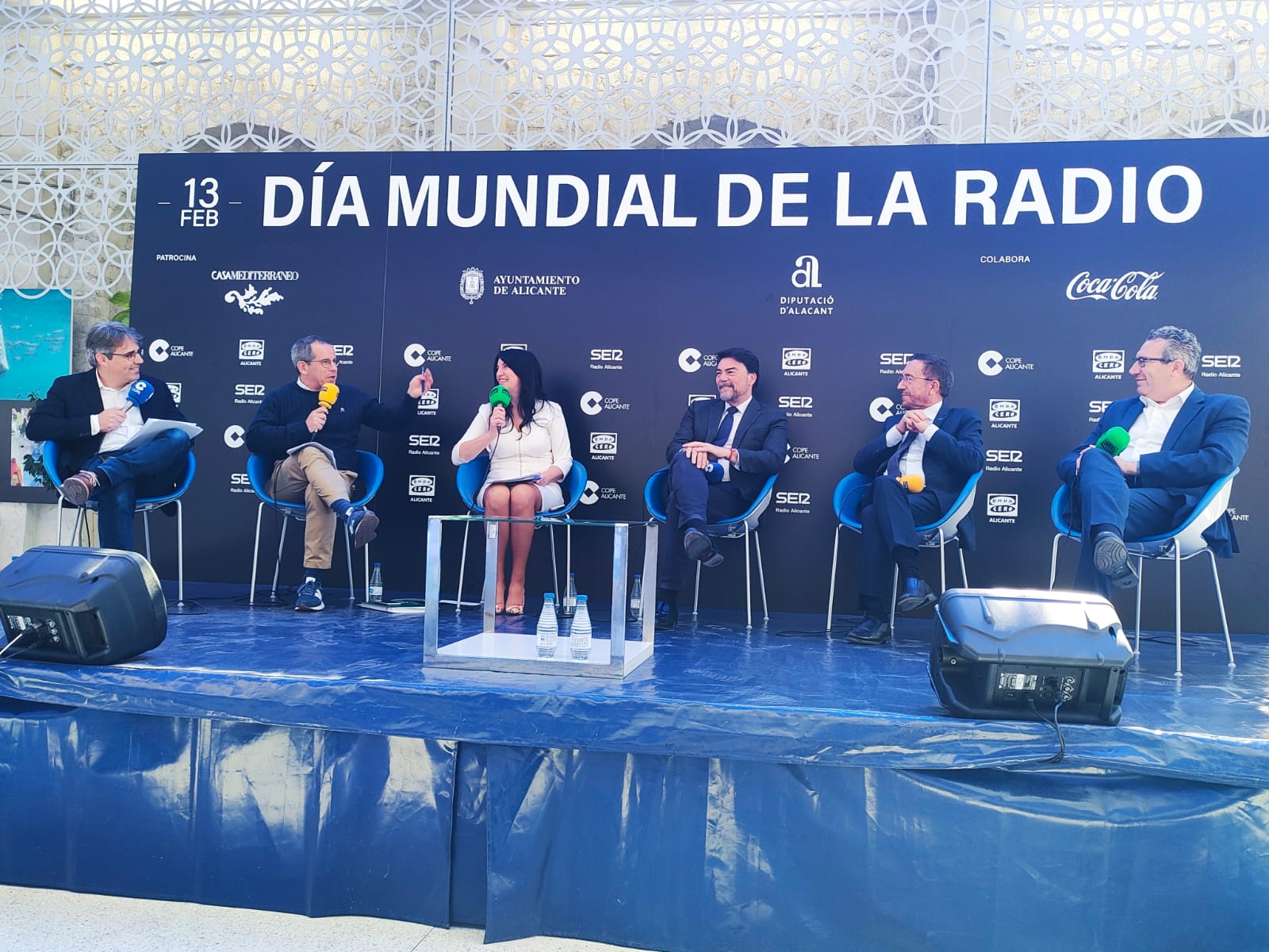 Los presentadores de las tres radio alicantinas junto con Barcala, Pérez y Perelló en el escenario de Casa Mediterráneo