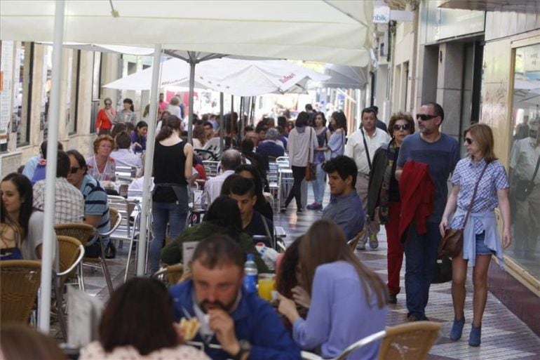 Veladores ocupan una calle del centro de Córdoba