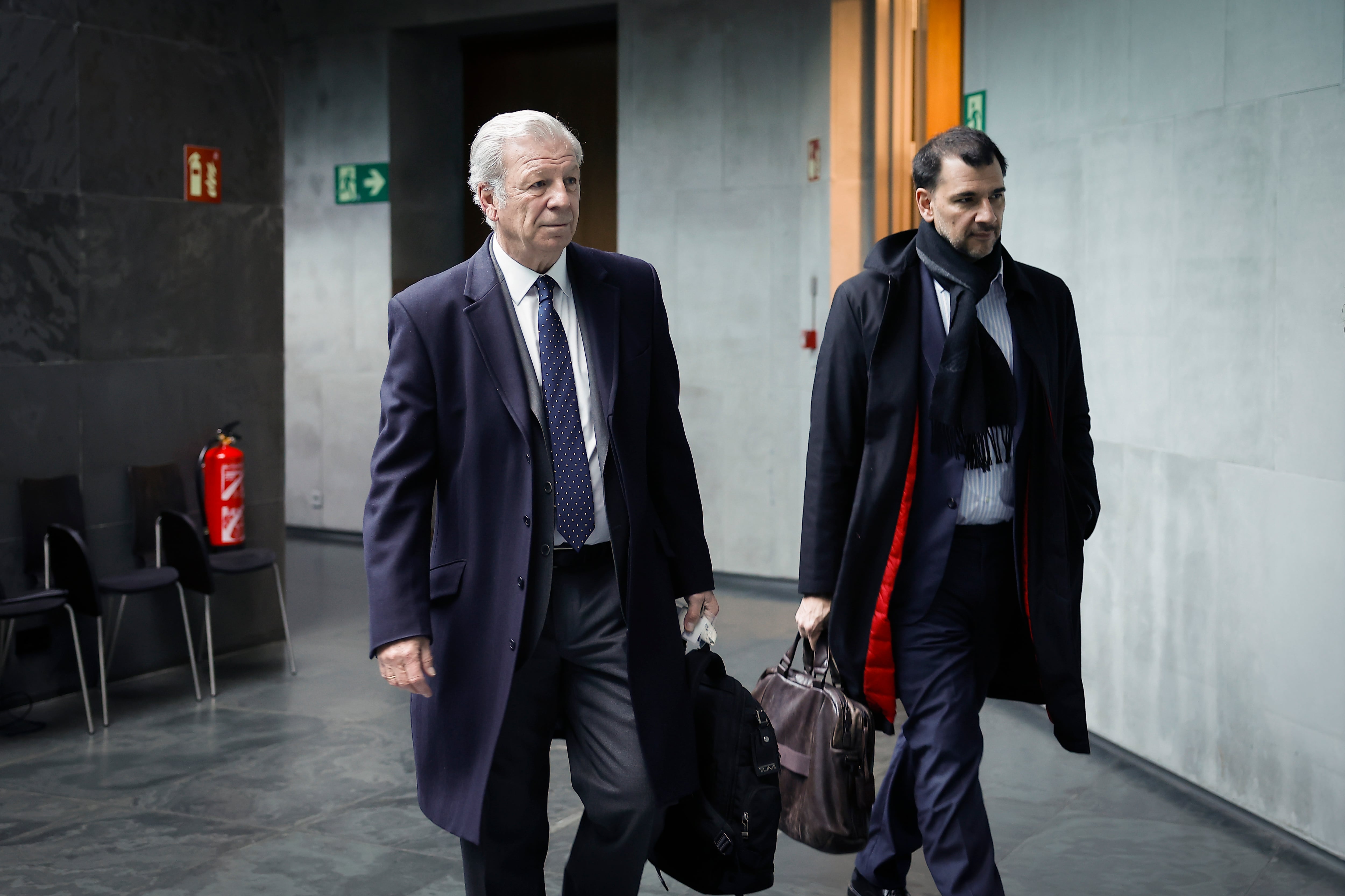 Joaquín Mollinedo (izda.) del Comité de Dirección de Acciona, junto con el abogado del grupo José Julio Figueroa, acceden al registro del Parlamento de Navarra