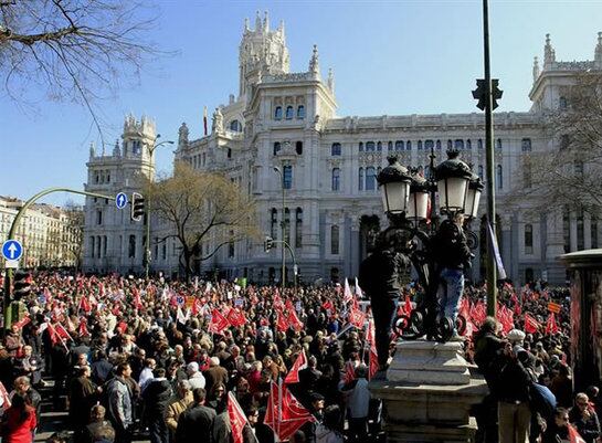 Vista de la manifestación en la plaza de La Cibeles de Madrid hoy, 19 de febrero de 2012 contra la reforma laboral. EFE