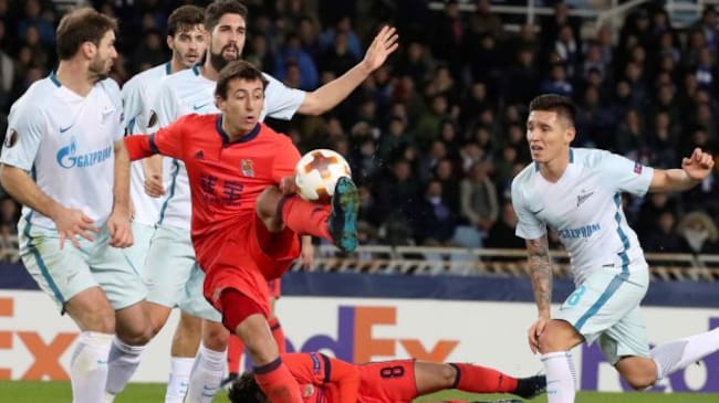 Oyarzabal trata de controlar el balón ante varios jugadores del Zenit