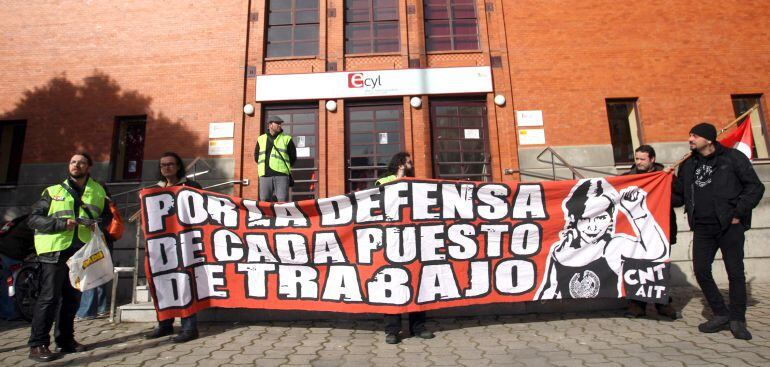Protesta del sindicato CNT frente a una oficina del ECYL en Valladolid