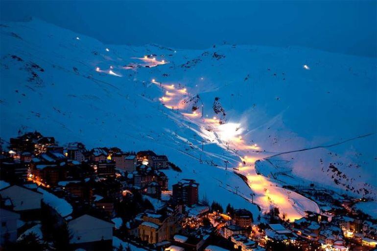 La pista de El Río, iluimada en Sierra Nevada.