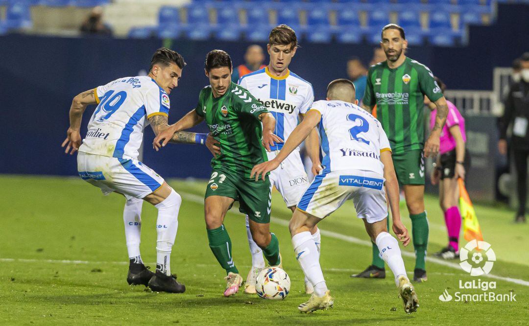 Jorge Fernández brega con tres rivales del Leganés