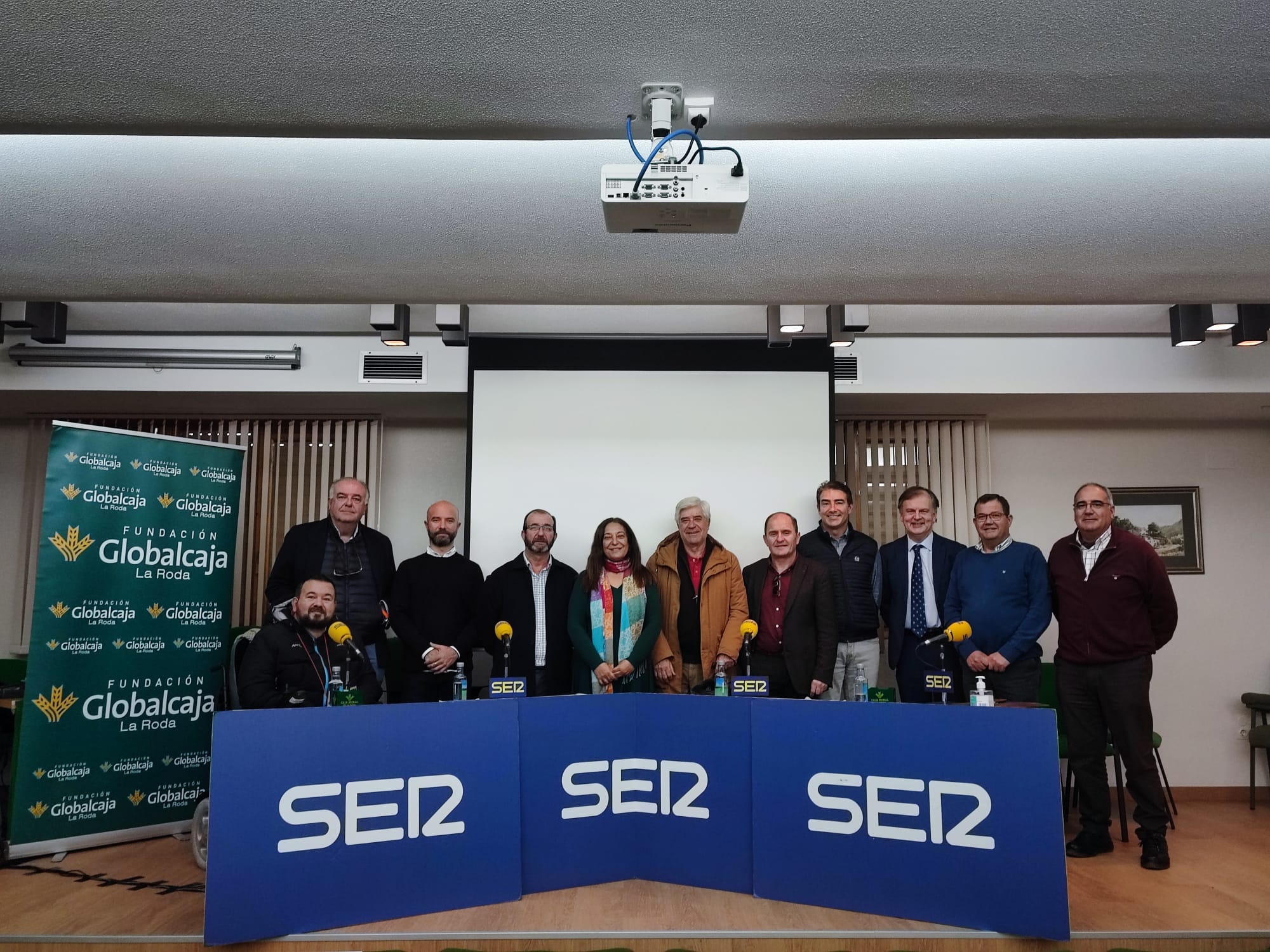 El equipo de Hoy por Hoy Albacete junto a los empresarios y responsables de Fundación Globalcaja Albacete y de La Roda que han participado en el programa especial sobre el sector agroalimentario en la provincia de Albacete