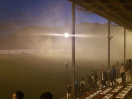 Momento en el que el colegiado suspendia el partido, ante la presencia del humo