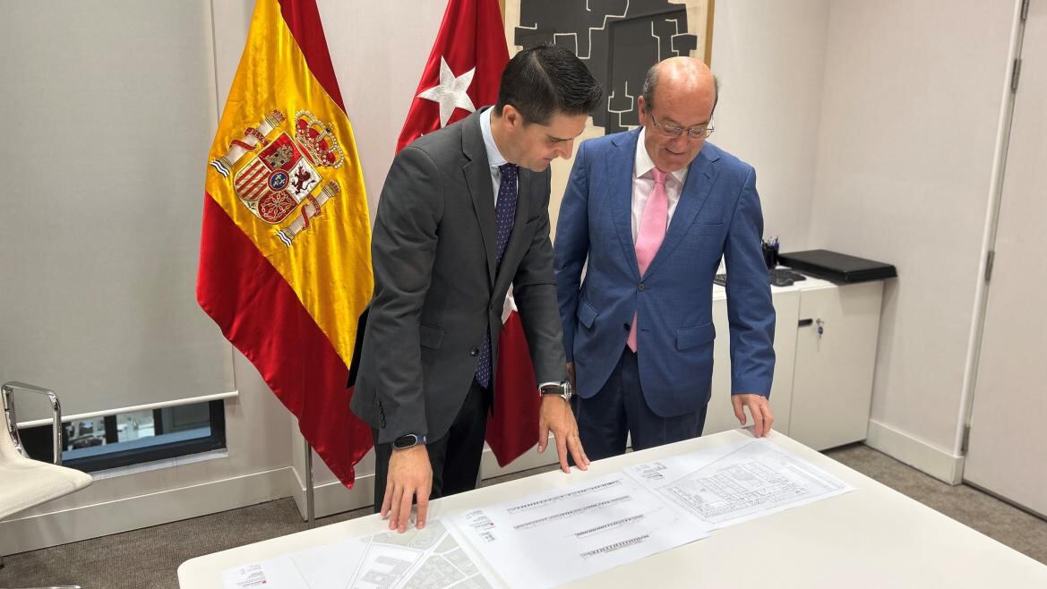 El Consejero de Educación, Ciencia y Universidades de la Comunidad de Madrid, Emilio Viciana, y el alcalde de El Escorial, Antonio Vicente Rubio.