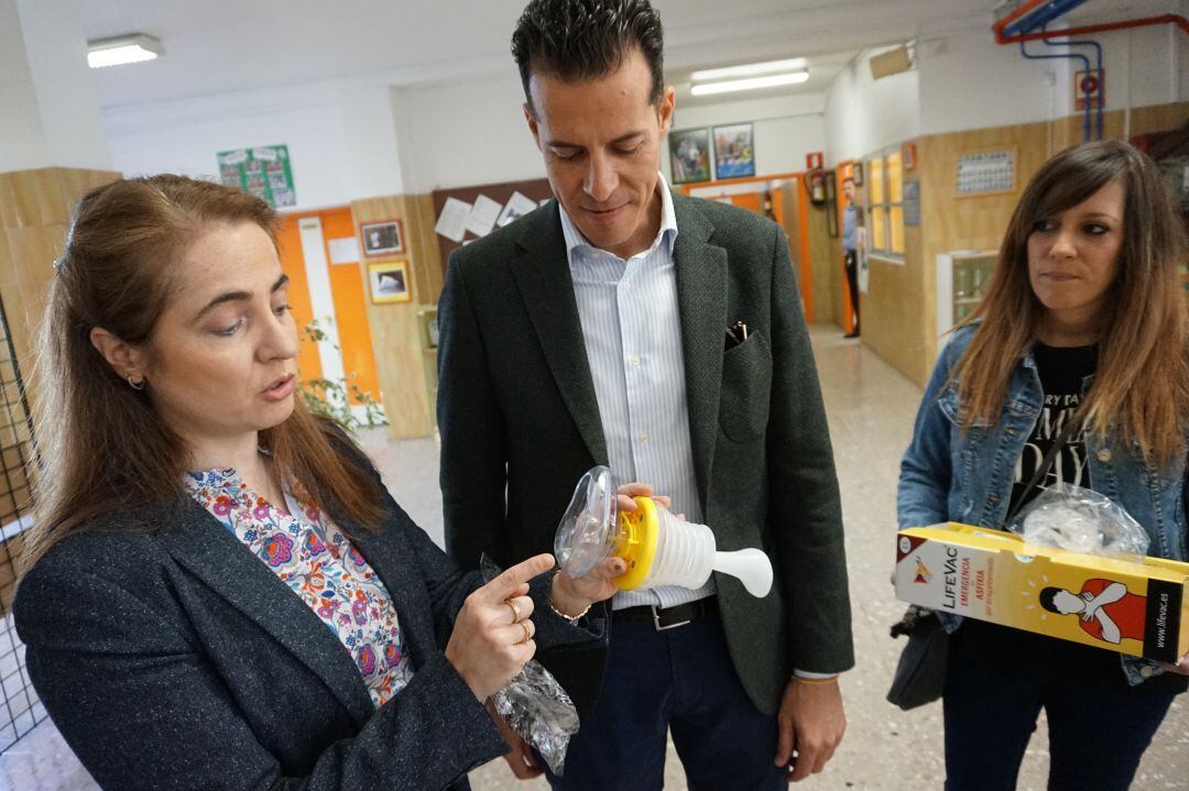 Directora Miguel Hernández, Alcalde de Elda y concejala de educación con el dispositivo