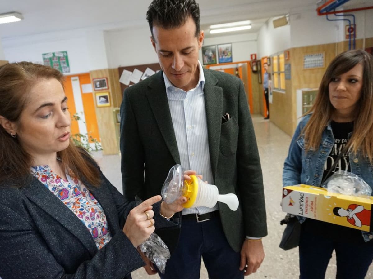 Los colegios de Elda ya tienen su dispositivo anti atragantamiento
