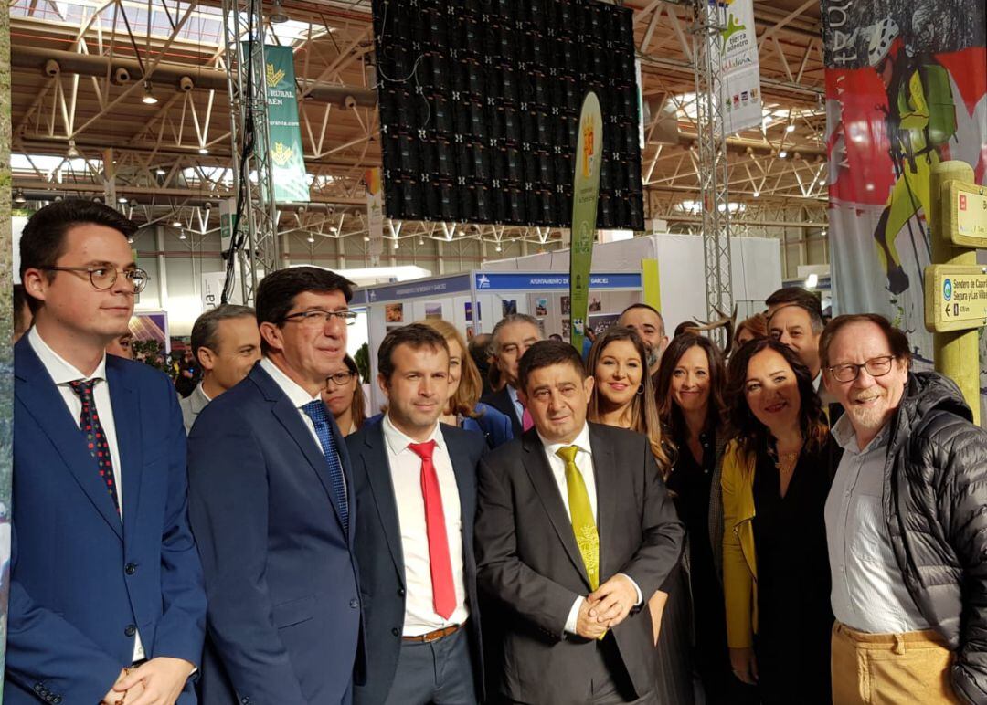 autoridades en su recorrido por la Feria de Turismo Interior "Tierra Adentro".