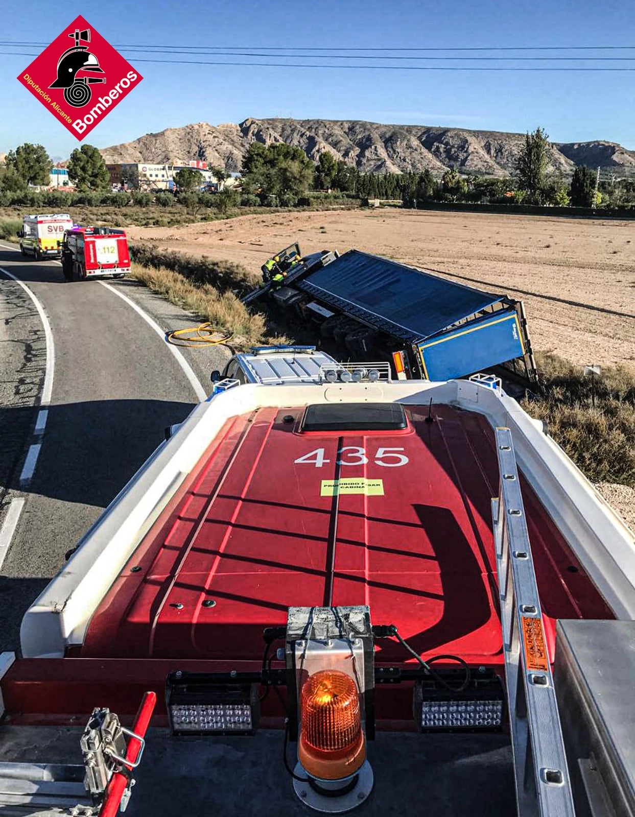 rescate del conductor del camión por los bomberos