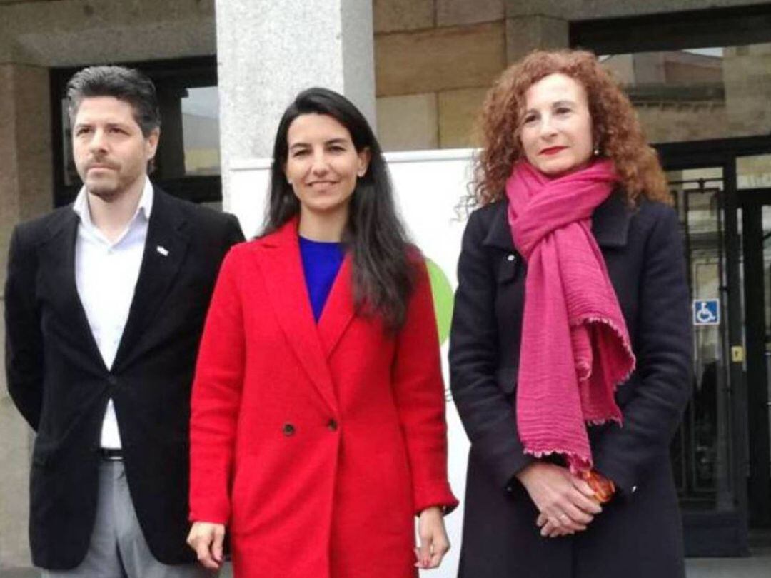 El dimitido Javier Alcina, junto a Rocío MOnasterio e Inmaculada Benítez