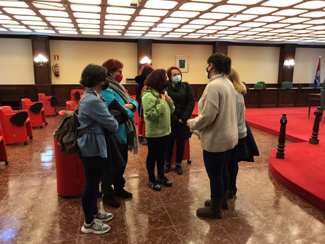 Reunión con las trabajadoras del área de mayores