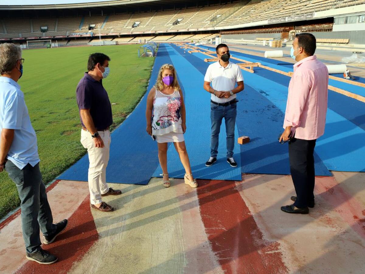 La alcaldesa supervisa el avance de las obras de renovación integral de las pistas de atletismo de Chapín