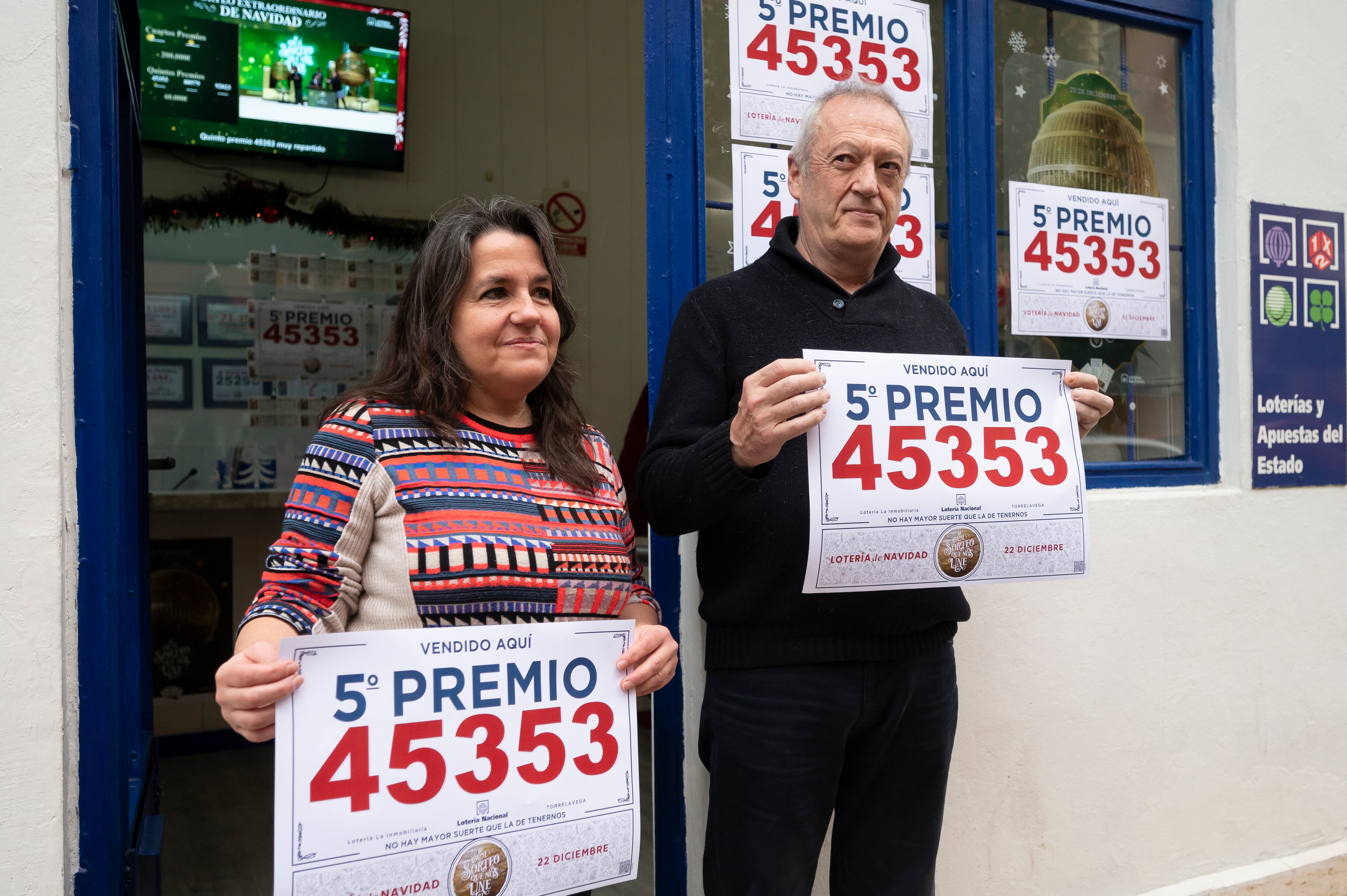 Vista de la administración nº 6 de Torrelavega donde se han vendido décimos del número 45.353, agraciado con uno de los quintos premios del sorteo extraordinario de la Lotería de Navidad, dejando quince series en Torrelavega (900.000 euros), y dos en dos administraciones de Santander.