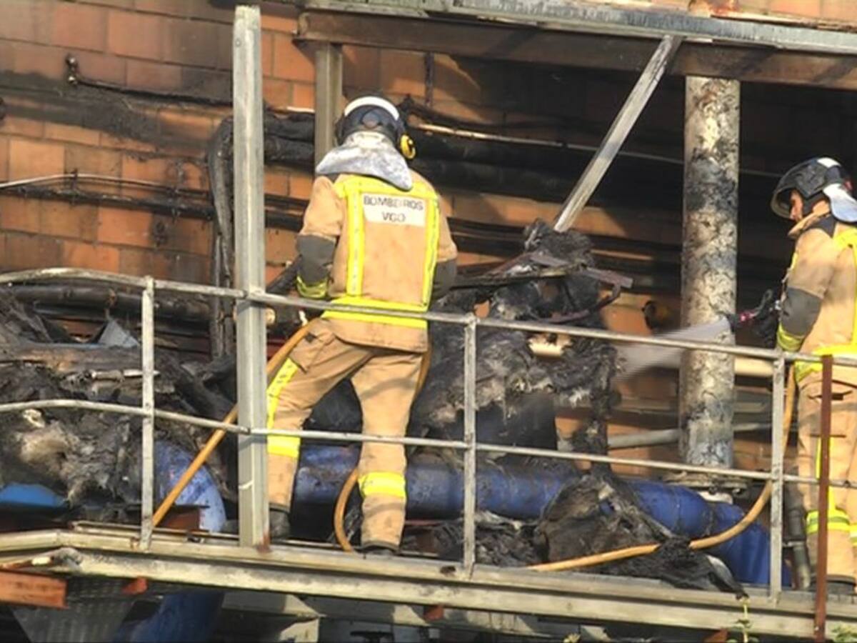 Dos heridos leves en un incendio en Frigoríficos Vigo