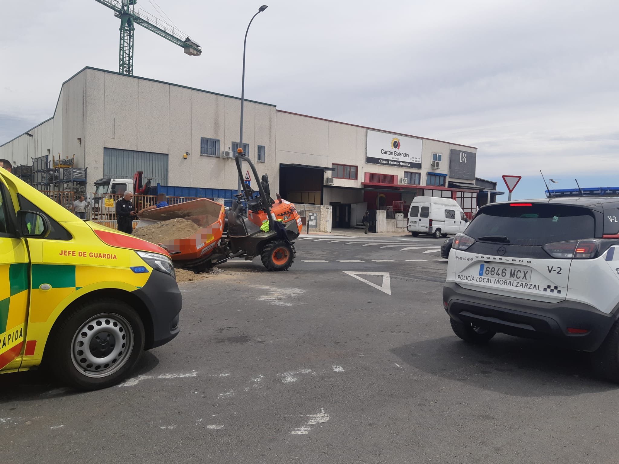 El hombre, que presentaba un traumatismo costal y rotura renal, fue trasladado en helicóptero al Hospital Puerta de Hierro