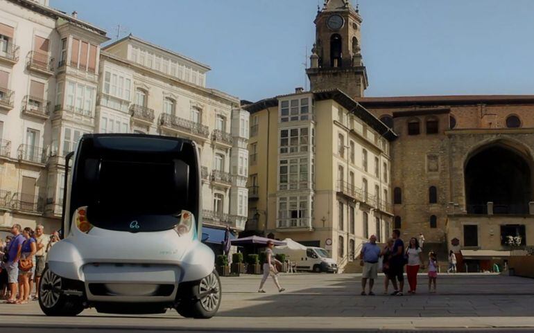 Un prototipo de Hiriko en la plaza de la Virgen Balnca de Vitoria