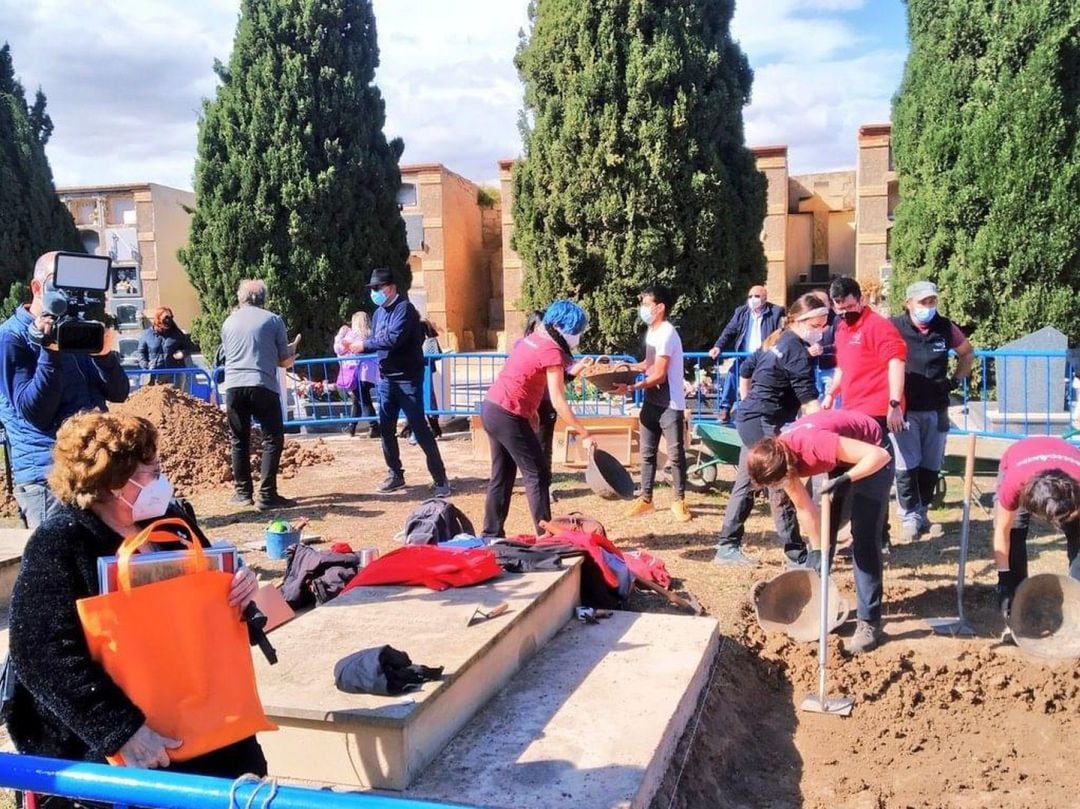 Los trabajos de inhumación en la fosa común del cementerio de Alicante.