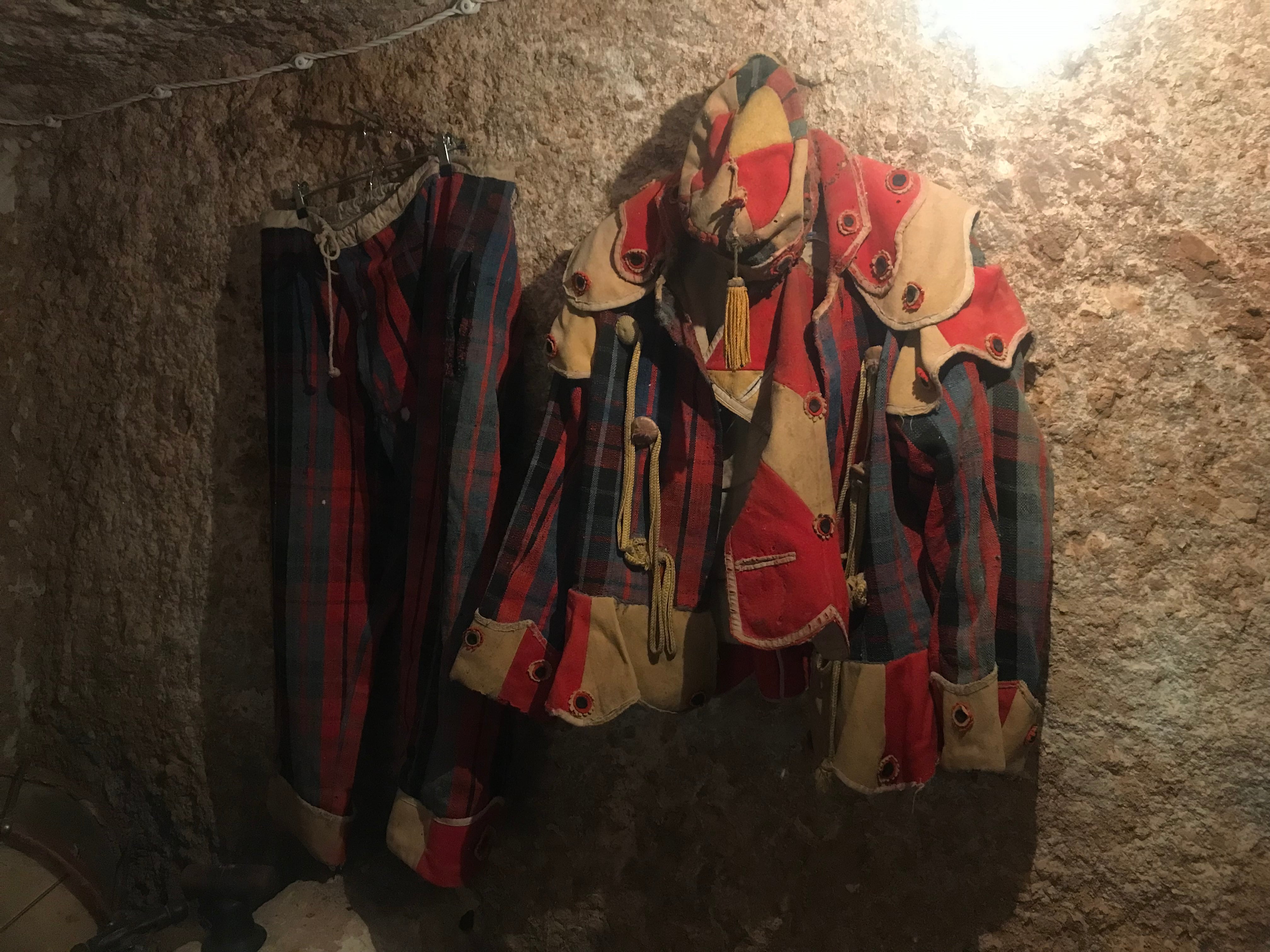 Traje típico de los animeros de Gascueña expuesto en el museo dedicado a la hermandad en las casas-cueva.