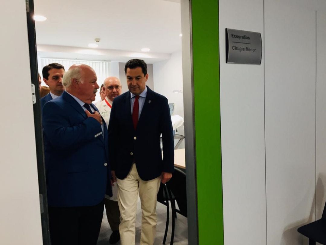 El presidente de la Junta, Juanma Moreno, durante su visita al centro de salud de la Avenida de América (Córdoba), junto al consejero de Salud y Familias, Jesús Aguirre y el alcalde de Córdoba, José María Bellido. 