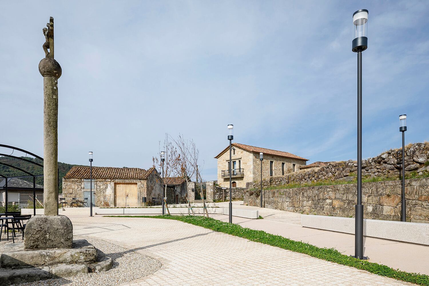 Praza do Campo en Oia tras la reformada realizada según el proyecto de la arquitecta María Fandiño