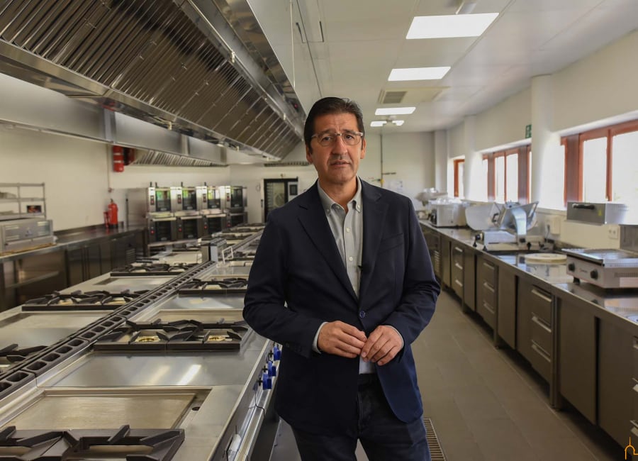 Jose Manuel Caballero, presidente de la Diputación, en las cocinas del Centro de Tecnificación Gastronómica de Almagro