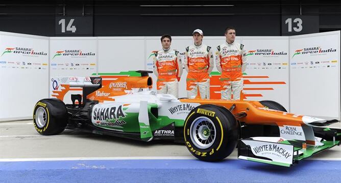 Jules Bianchi, Paul di Resta y Nico Hulkenberg posan junto al nuevo coche