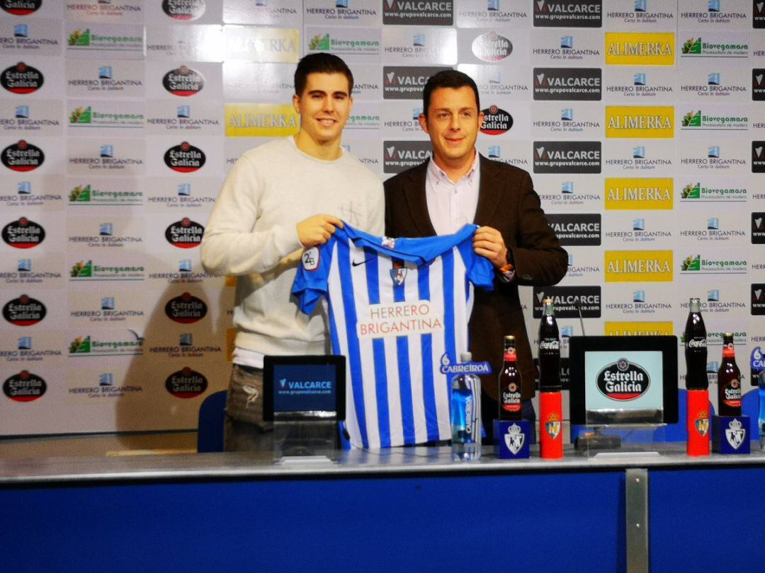 El delantero Kaxe no se lo pensó para fichar por la Ponferradina. 