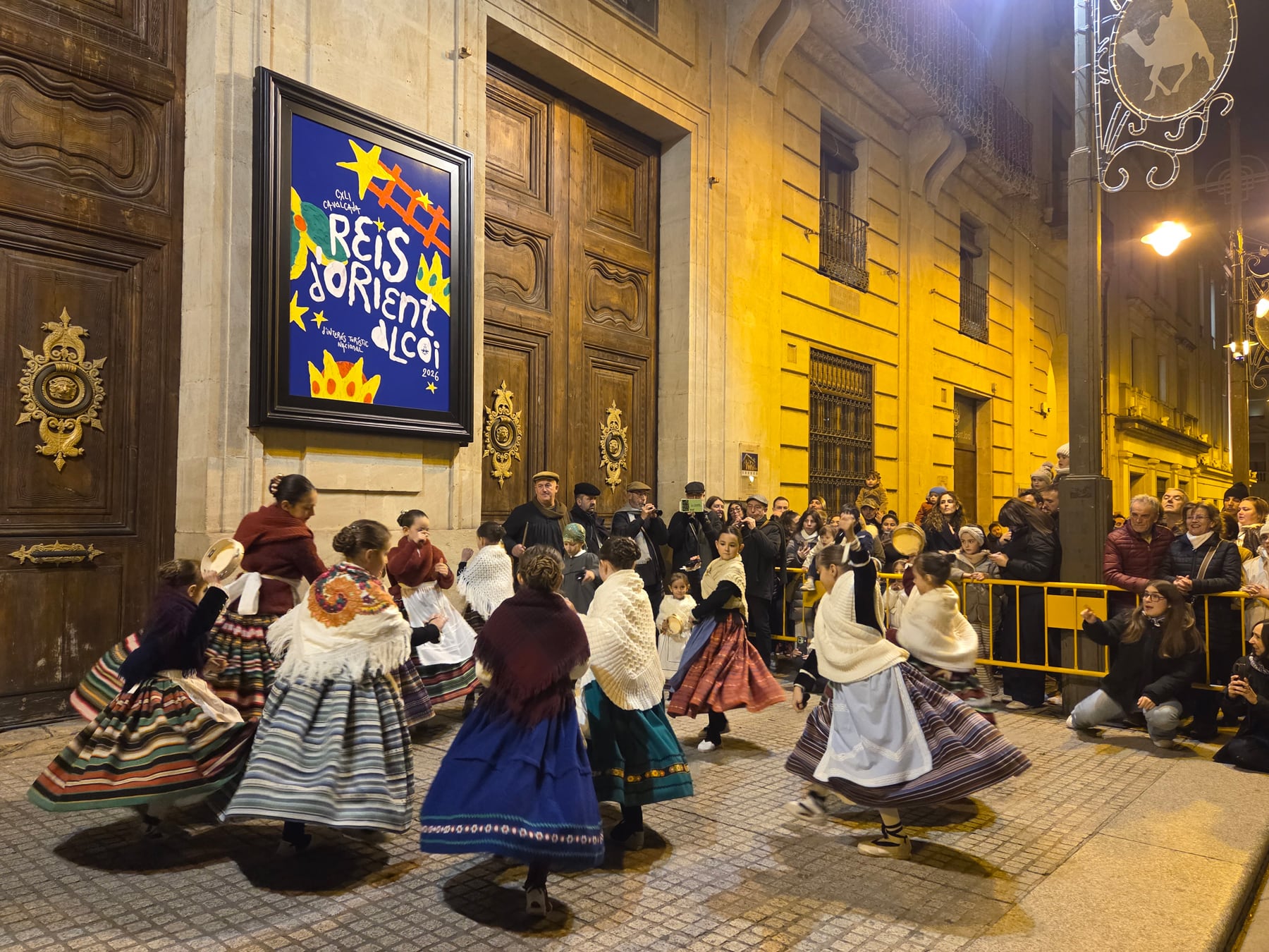 Els més menuts del Grup de Danses Sant Jordi han fet uns balls tradicionals nadalencs davant del cartell de la Cavalcada