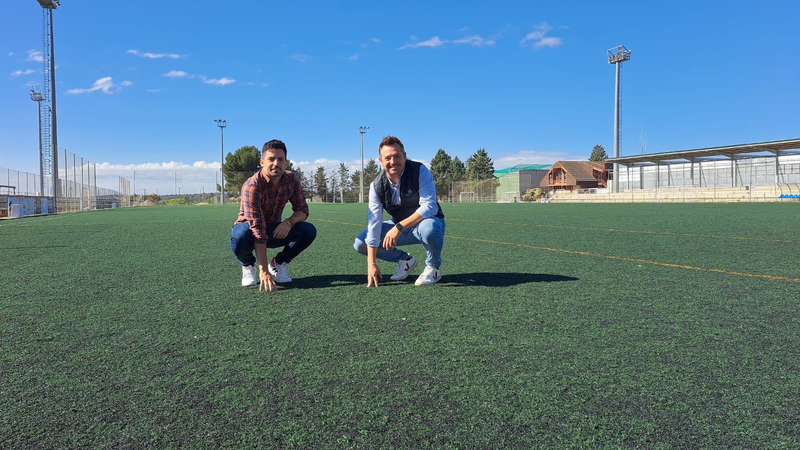 Francisco Albert y Lorenzo Borruel en el campo de municipal de fútbol. Foto: Ayuntamiento de Barbastro