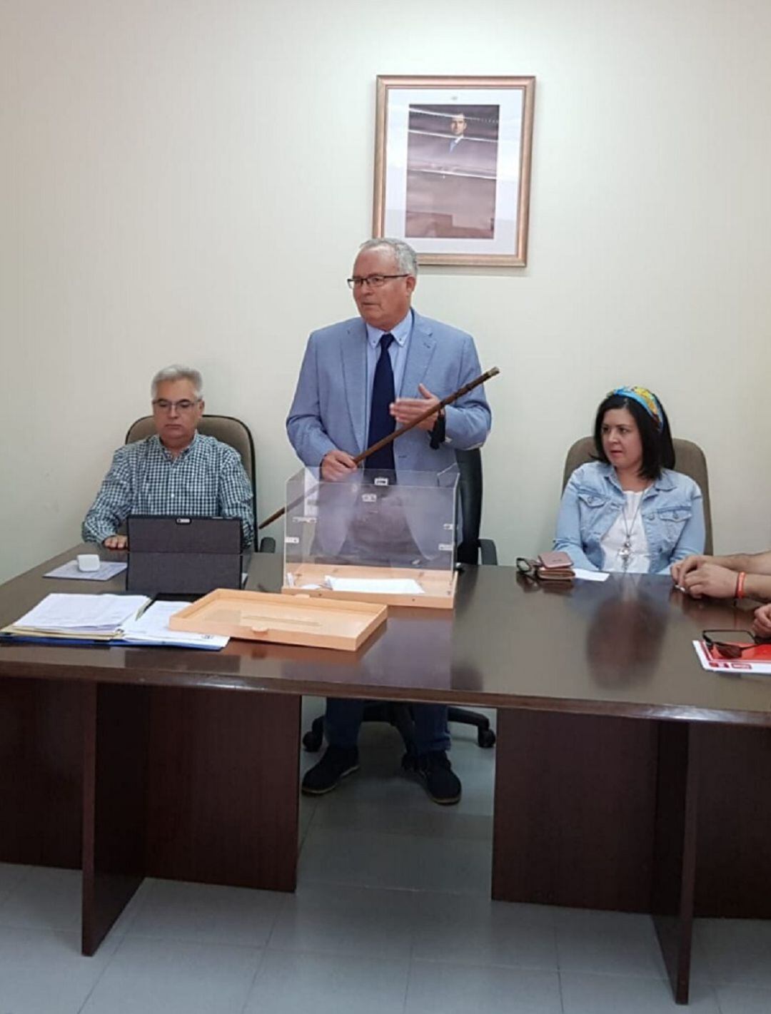 El edil de Valbuena, romando el bastón de mando tras las elecciones municipales