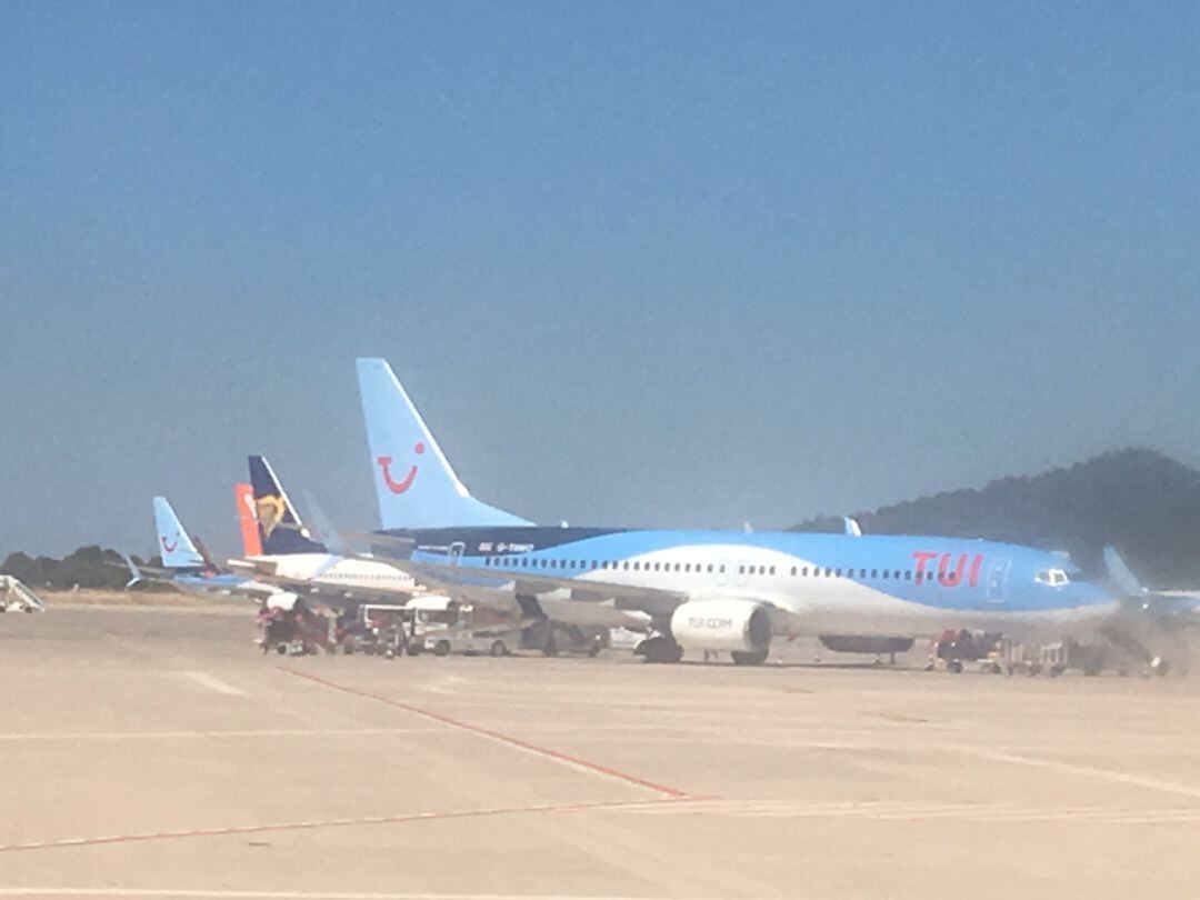 Aviones estacionados en el Aeropuerto de Ibiza