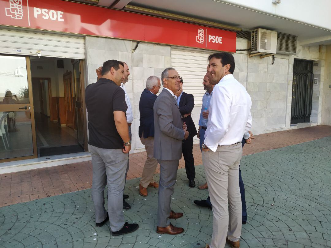 Juan Lozano dialoga, en primer término, con varios compañeros socialistas del Campo de Gibraltar.