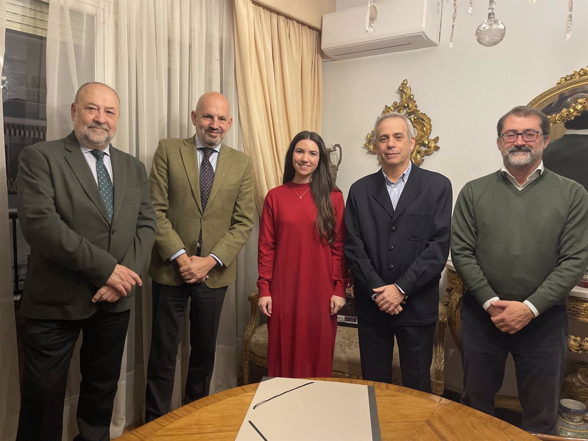 La pintora Victoria López, junto al delegado de Fiestas Mayores, Manuel Alés, y otros representantes de las hermandades de Triana.