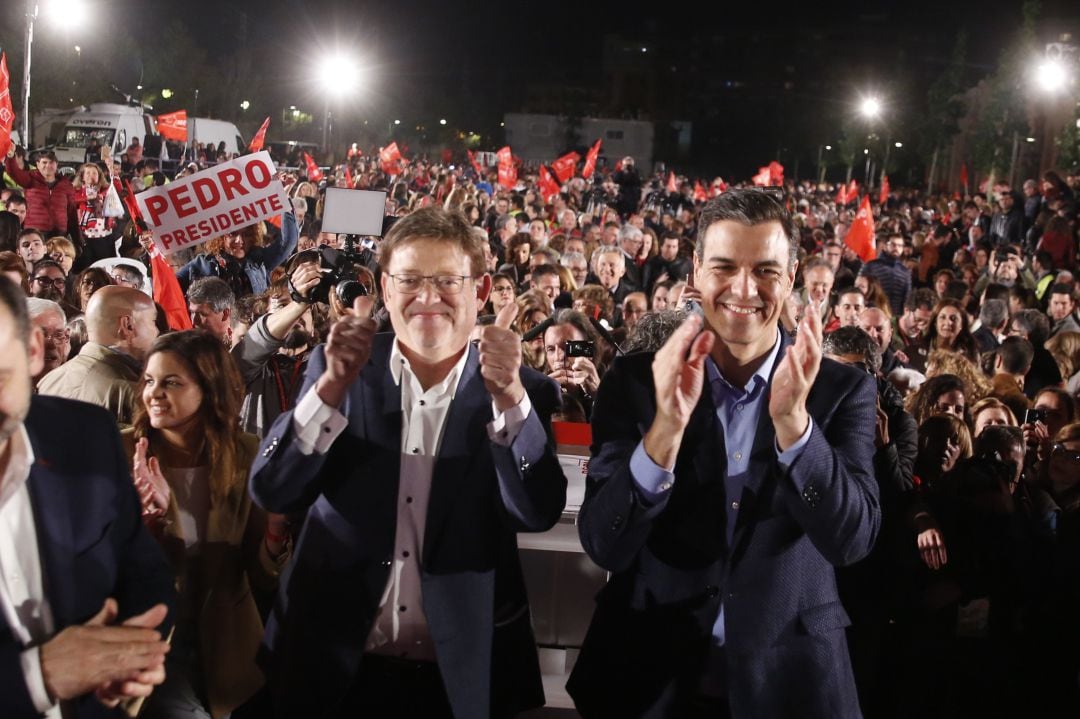 Los candidatos Ximo Puig y Pedro Sánchez en el acto de cierre de campaña celebrado en el Parque Central de Valencia