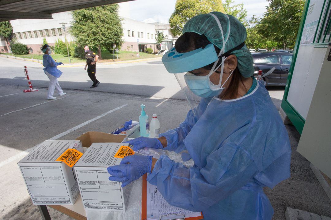 Una sanitaria prepara pruebas PCR en Monforte de Lemos (Lugo).