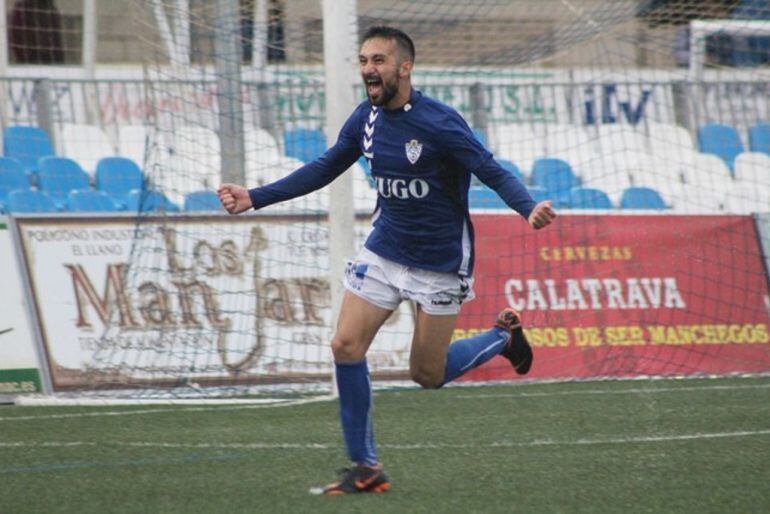 Pepe Delgado celebra un gol con la U. D. Socuéllamos