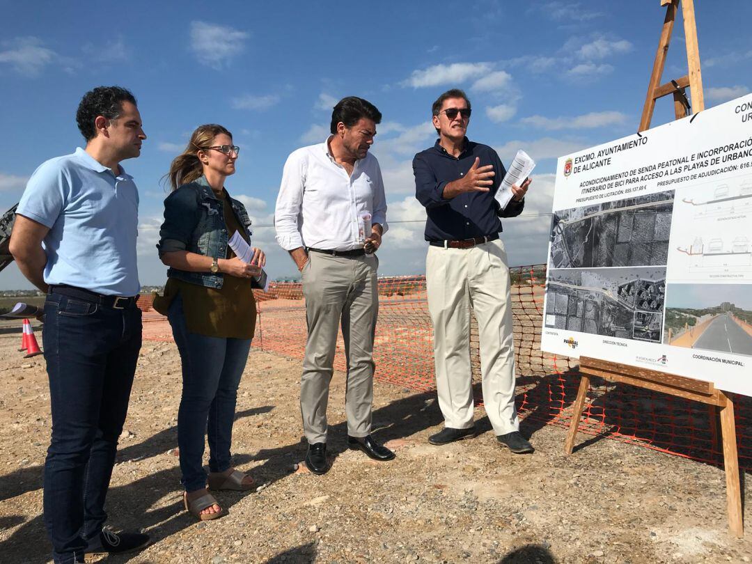 El alcalde, acompañado de la portavoz del Ayuntamiento y del edil de Infraestructuras, en la visita realizada a las obras de Urbanova