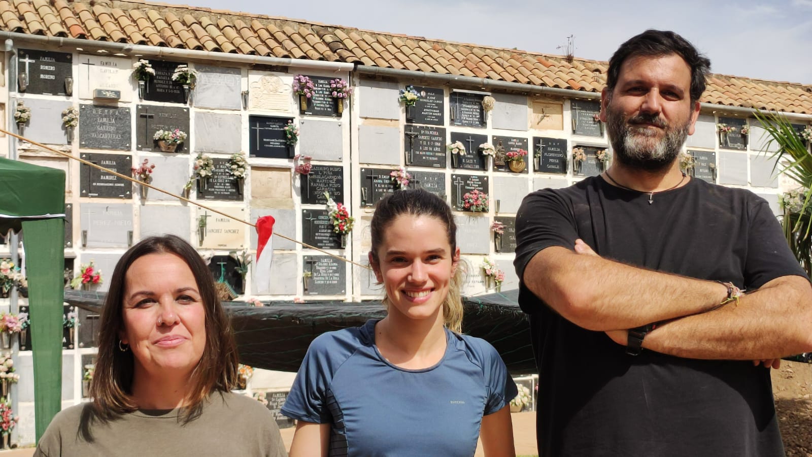 Carmen Jiménez, María José Orozco y Luis Tovar, miembros del equipo de la Sociedad de Ciencias Aranzadi que interviene en la fosa del Cementerio de San Rafael en Córdoba