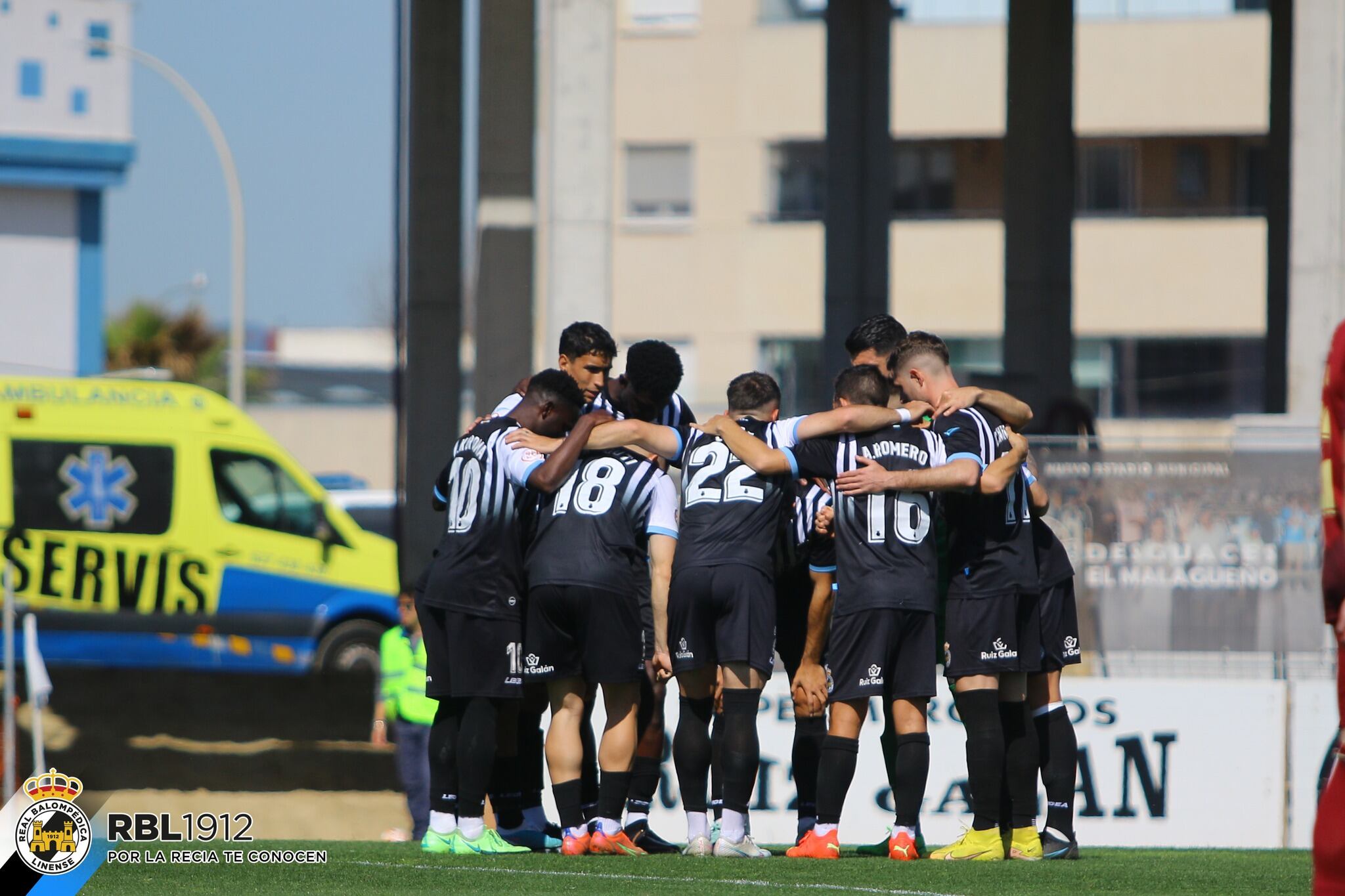 La plantilla celebra un gol