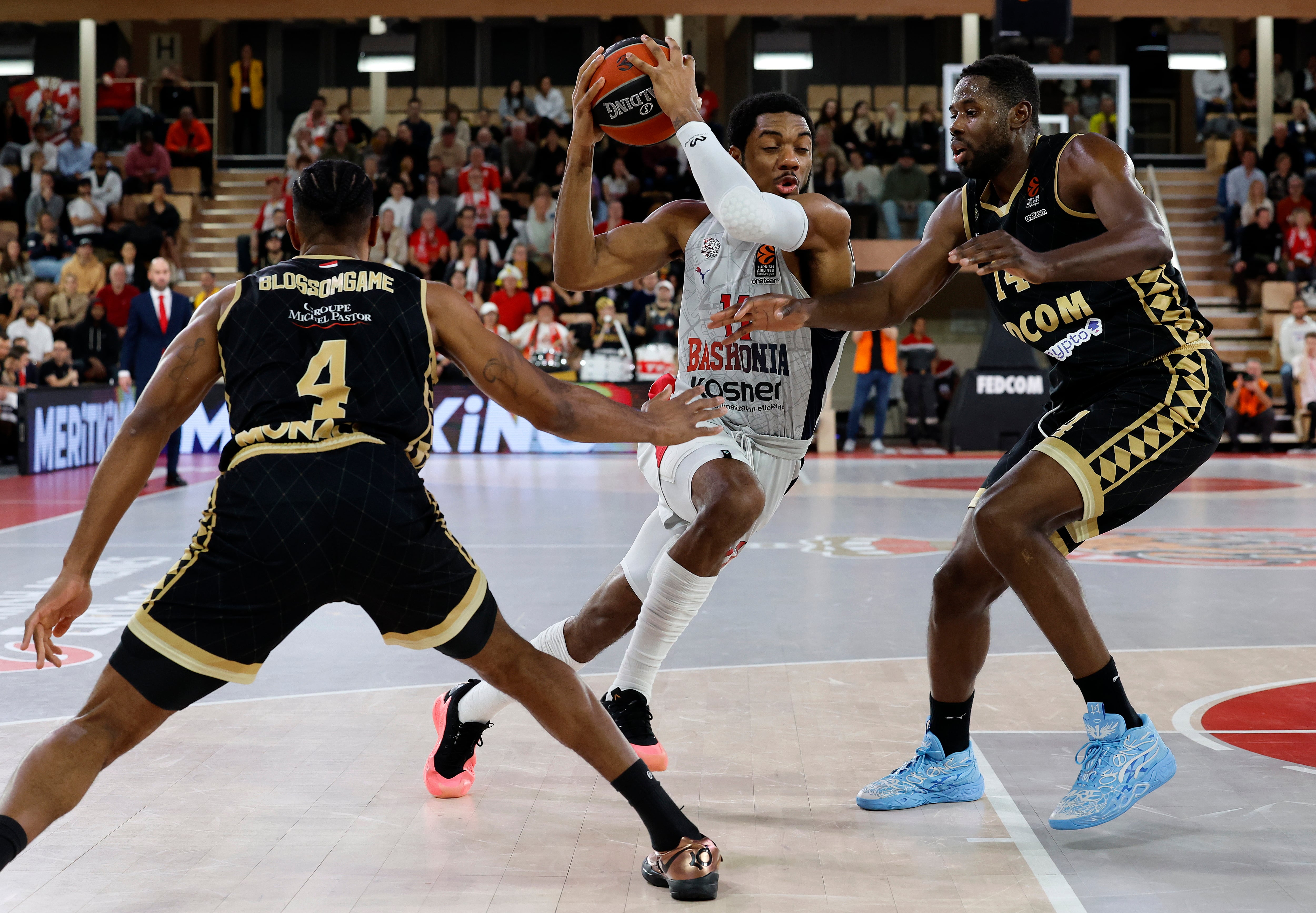 MONACO (Monaco), 05/02/2025.- Mam Jaiteh (R) of AS Monaco and Trent Forrest (C) of Baskonia in action during the Euroleague Basketball match between AS Monaco and Saski Baskonia, in Monaco, 05 February 2025. (Baloncesto, Euroliga) EFE/EPA/SEBASTIEN NOGIER
