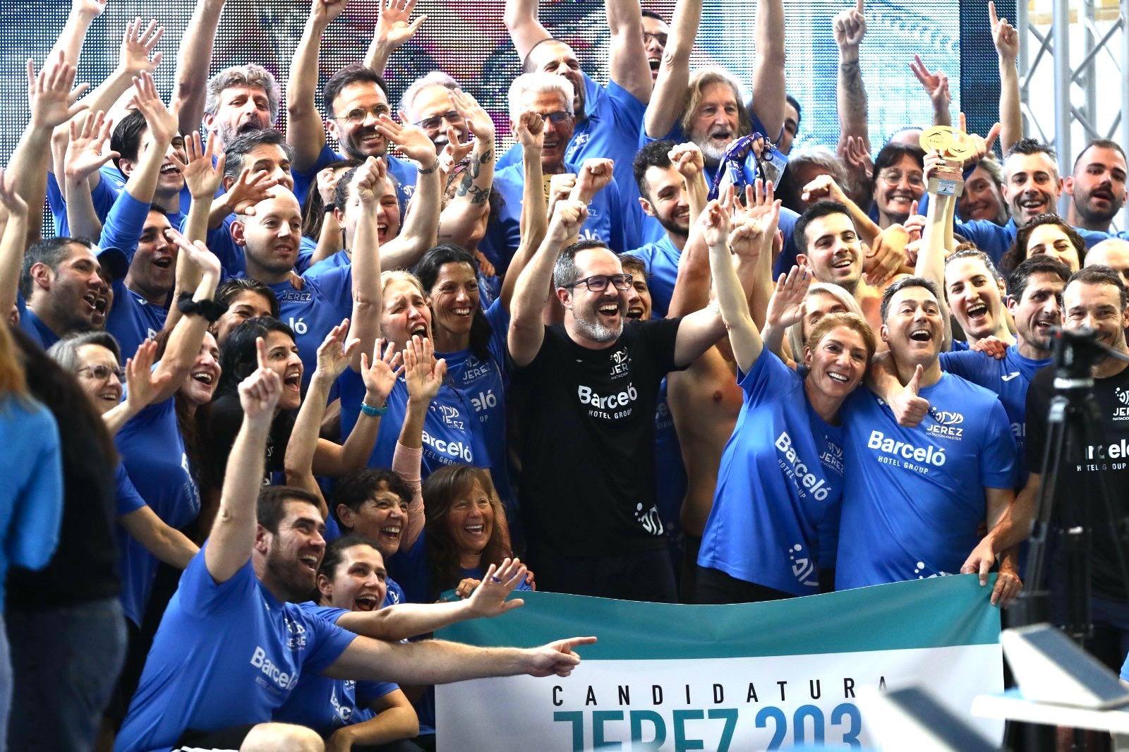 Luismi Sánchez celebrando con los nadadores el nuevo título Nacional para el Jerez Máster