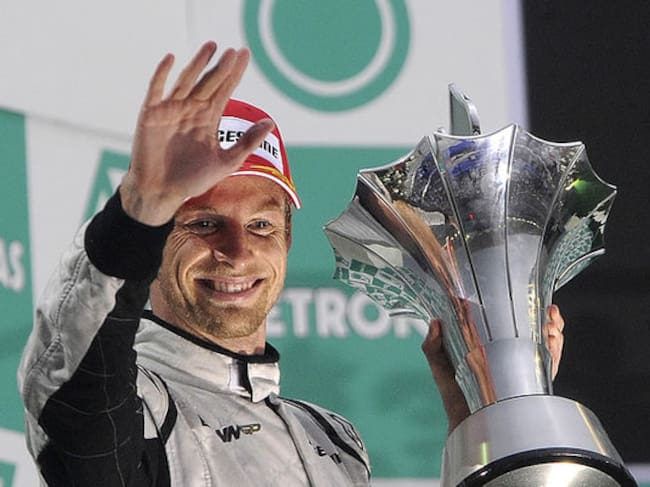 El inglés de Brawn consigue la victoria, aunque tan sólo conseguirá 5 puntos ya que al no haberse disputado el 75% de la carrera los pilotos suman la mitad de los puntos