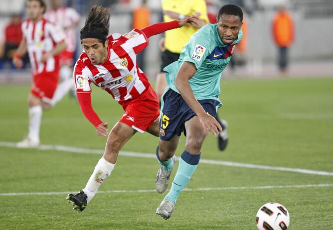 El centrocampista colombiano de la UD Almería, Fabián Vargas (i), y el mediocentro malí del FC Barcelona, Seydou Keïta (d), pugnan por el balón durante el partido de vuelta de semifinales de la Copa del Rey que los dos equipos disputan esta noche en el es