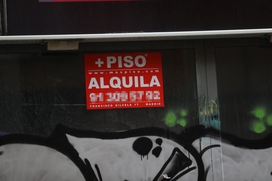 Cartel que anuncia el alquiler de un piso.