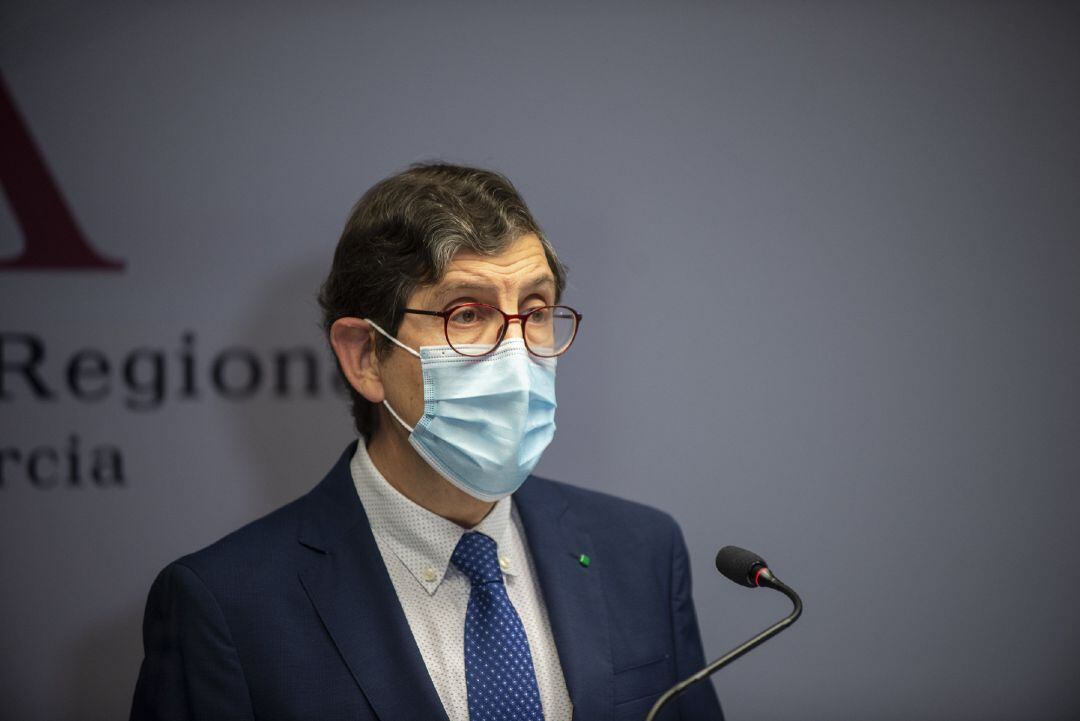 El consejero de Salud, Manuel Villegas, interviene durante una rueda de prensa en la que ha negado que vaya a dimitir por vacunarse de Covid-19 tanto él como funcionarios y altos cargos de la Consejería y del Servicio Murciano de Salud (SMS), en Cartagena, Murcia (España), a 20 de enero de 2021. El consejero ha aprovechado su comparecencia para dar explicaciones sobre este hecho para pedir disculpas a quien haya podido sentirse ofendido.